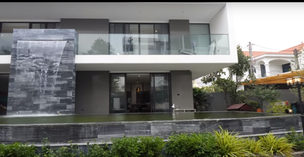 Theo giới thiệu trên kênh NhaF, trước đó đây là ngôi nhà 3 gian theo kiểu truyền thống. Sau đó, gia chủ cho xây dựng lại thành căn nhà theo phong cách hiện đại.