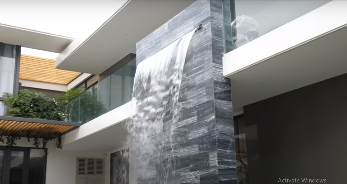 Ngôi nhà chính hướng Nam lại có thác nước và hồ bơi phía trước giúp không gian bên trong luôn mát mẻ.