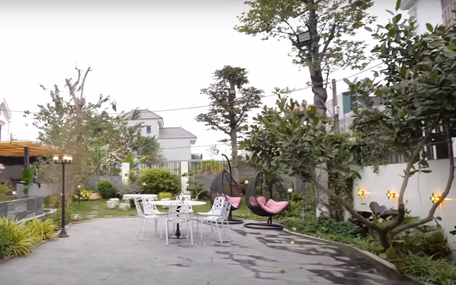 Bên cạnh đó, gia chủ cũng đầu tư rất nhiều cho không gian sân vườn với bàn ghế, cây xanh.