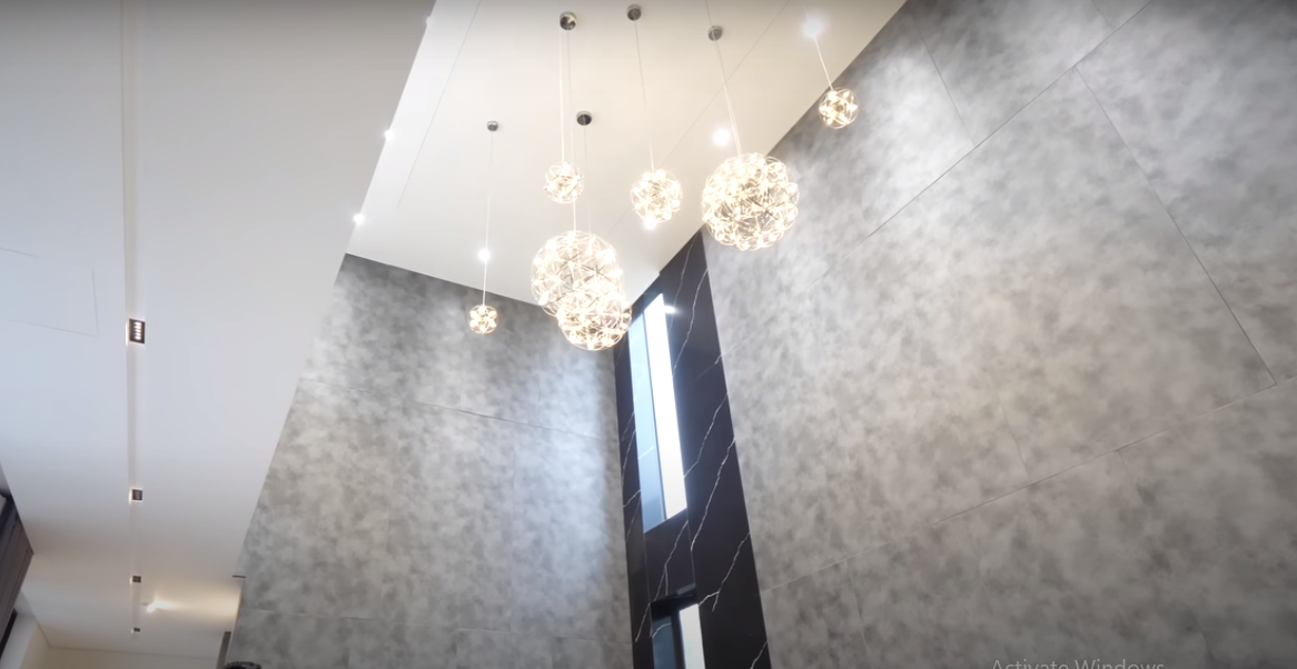 Phía trên phòng khách được trang trí bằng bộ đèn chùm hình quả cầu lấp lánh tựa như bầu trời đêm.