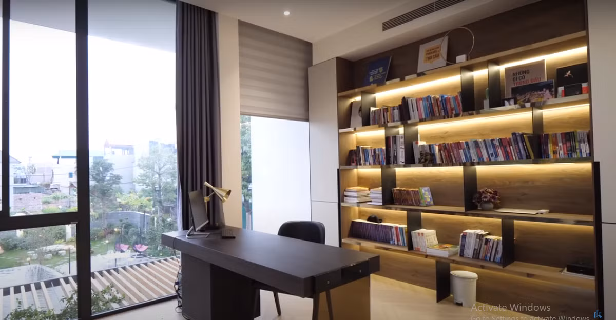 Trên tầng 2 còn có một phòng làm việc với tầm view tuyệt đẹp. Nguồn ảnh: chụp màn hình NhaF