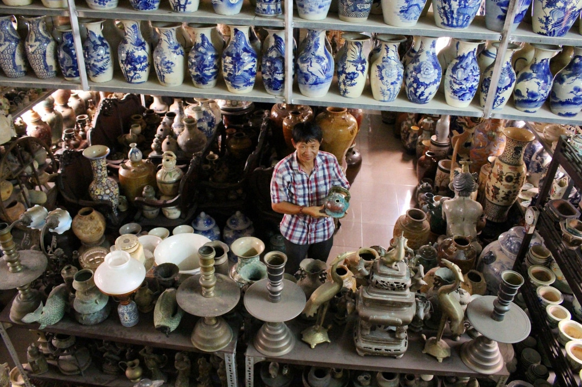 Gần 30 năm lặn lội khắp nơi sưu tầm đồ cổ, ông Tường sở hữu gia tài đồ sộ gồm hơn 100.000 món cổ vật từ thế kỷ thứ 1 đến thế kỷ 20, chất kín trong căn nhà 3 tầng rộng gần 1.000m2. Ảnh: Người đưa tin
