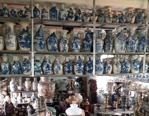 Đặc biệt, bộ sưu tập “Gốm sứ xưa và nay” của “Vua sứ cổ” Đinh Công Tường còn được tổ chức Kỷ lục Đông Dương trao bằng Kỷ lục Đông Dương về bộ sưu tập “Gốm sứ xưa và nay nhiều nhất Đông Dương. Ảnh: Baodansinh