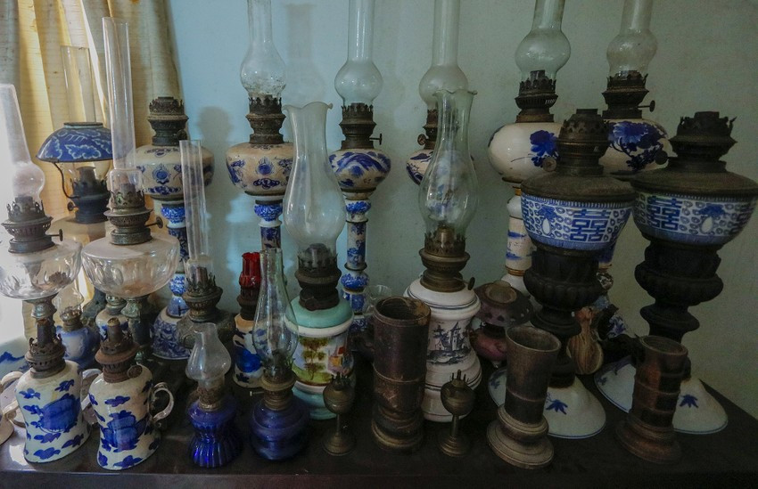 Nhiều cổ vật của ông thuộc hàng hiếm như bình gốm men lục thời Lý, đĩa cổ Mai Hạc thời Nguyễn, tượng Chăm. Ảnh: Plo