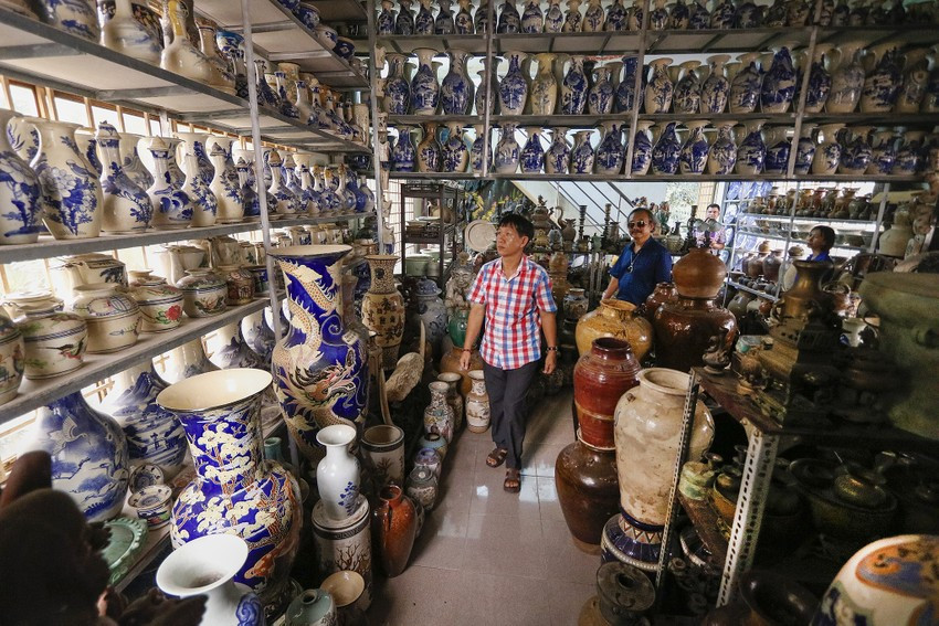 Trong cơ ngơi rộng gần 800m2, hàng ngàn cổ vật được sắp xếp và đặt ở mọi nơi trong nhà ông từ ngoài vườn, trên lối đi đến những phòng trưng bày. Ảnh: Plo