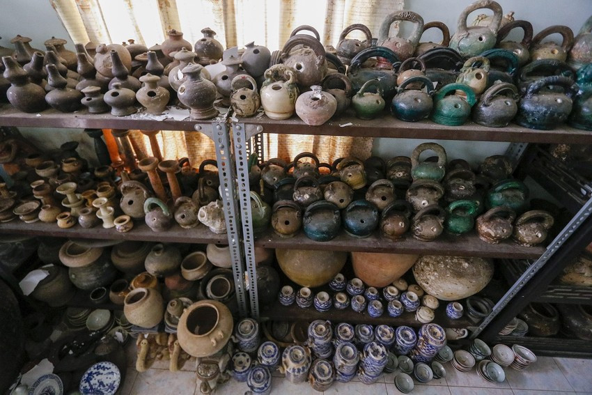 Bên cạnh cổ vật gốm sứ, ông còn sưu tập nhiều cổ vật bằng đồng, bạc, đá quý, gỗ hiếm... Ảnh: Plo