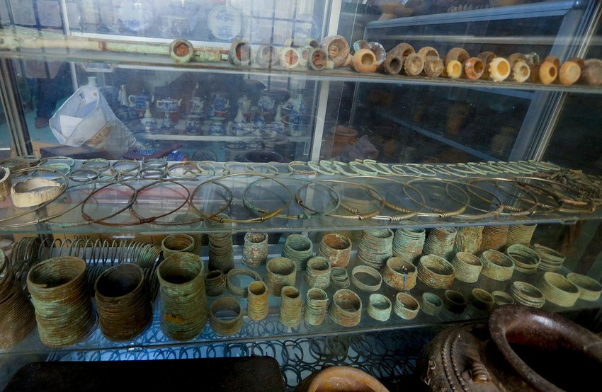 Kho cổ vật của ông đa dạng, không chỉ là đồ cổ Việt Nam mà còn xuất xứ từ nhiều quốc gia khác như: Pháp, Nhật Bản,Trung Quốc, Singapore, Hong Kong... Ảnh: Plo