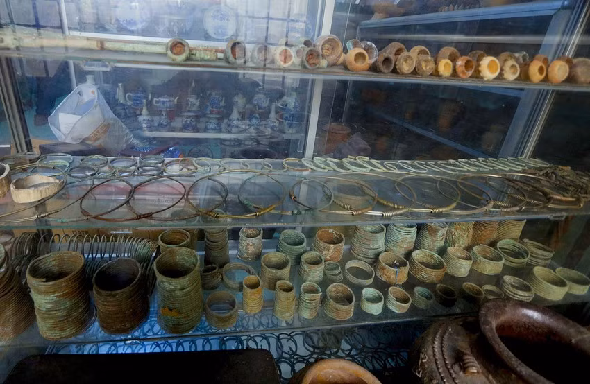 Kho cổ vật của ông đa dạng, không chỉ là đồ cổ Việt Nam mà còn xuất xứ từ nhiều quốc gia khác như: Pháp, Nhật Bản,Trung Quốc, Singapore, Hong Kong... Ảnh: Plo