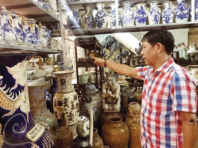 Từng là cậu bé bán báo lề đường kiếm sống, nhưng trải qua bao thăng trầm của cuộc sống, đến nay ông Đinh Công Tường (quận 12, TP HCM) đã trở thành "vua đồ cổ" với kho đồ vật vô giá "độc nhất vô nhị" ở Việt Nam. Ảnh: Tiền phong