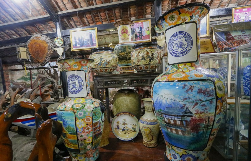 Những món đồ gốm sứ được ông trưng bày mọi ngóc ngách trong nhà. Ảnh: Plo