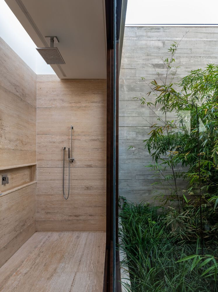 Phòng tắm thiết kế mở, tràn ngập ánh sáng tự nhiên. Nguồn ảnh: Favaro Jr.