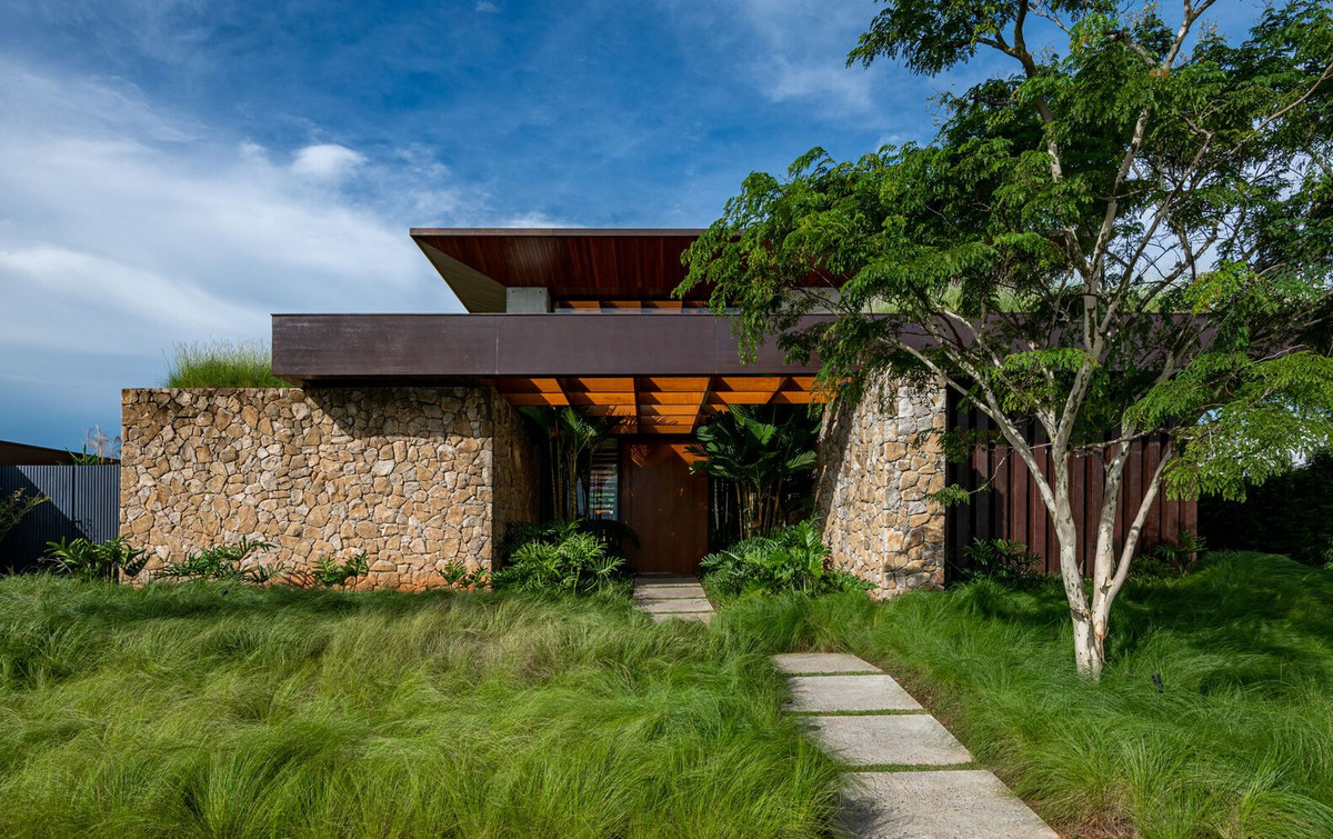 Mong muốn của gia chủ là dành phần lớn không gian cho sân vườn, đồng thời có ban công 360 độ để ngắm được cảnh quan thung lũng xung quanh.