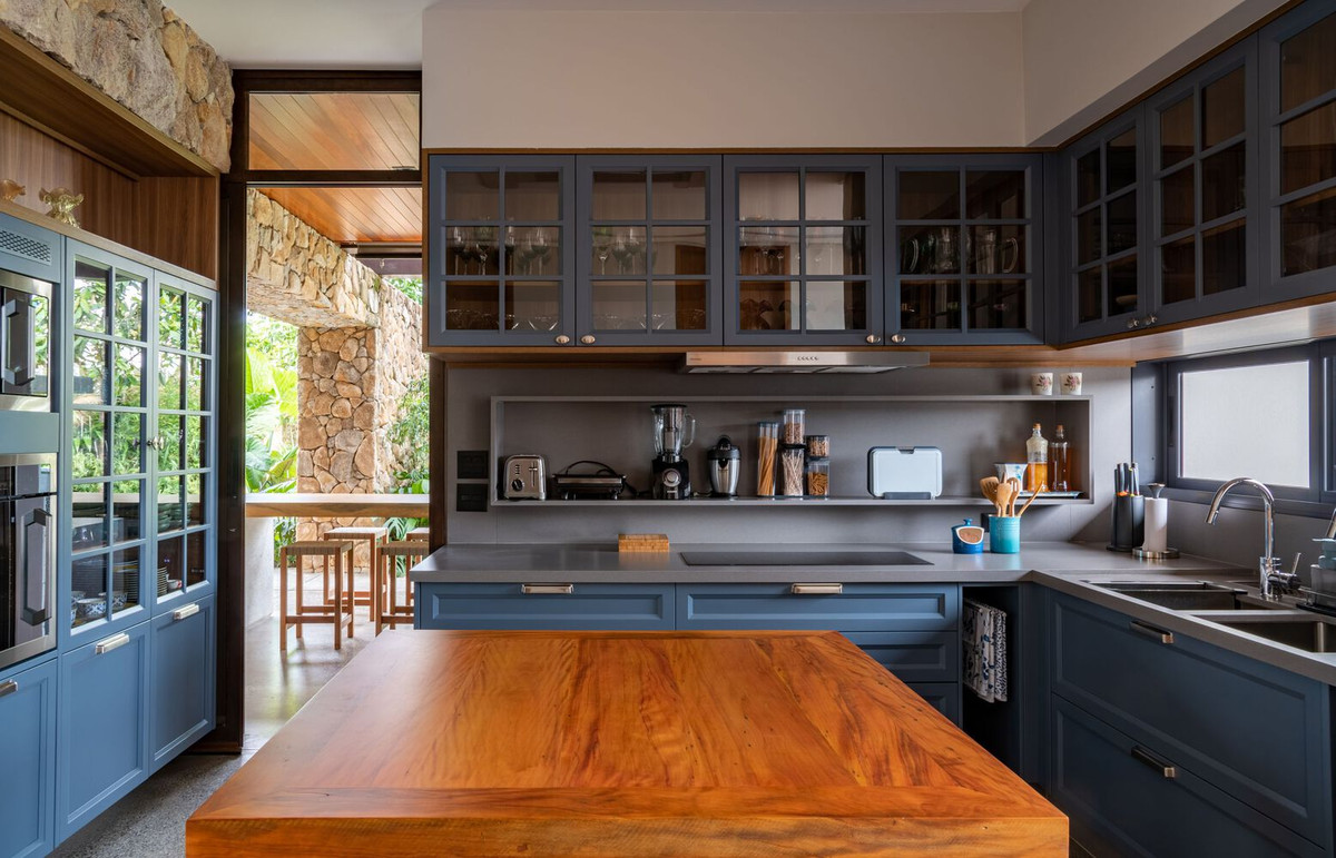 Nhà bếp chia thành hai khu vực: trong nhà và ngoài trời.