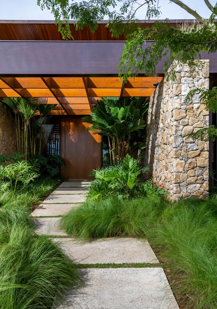 Xung quanh căn nhà là một khu vườn rợp bóng cây.