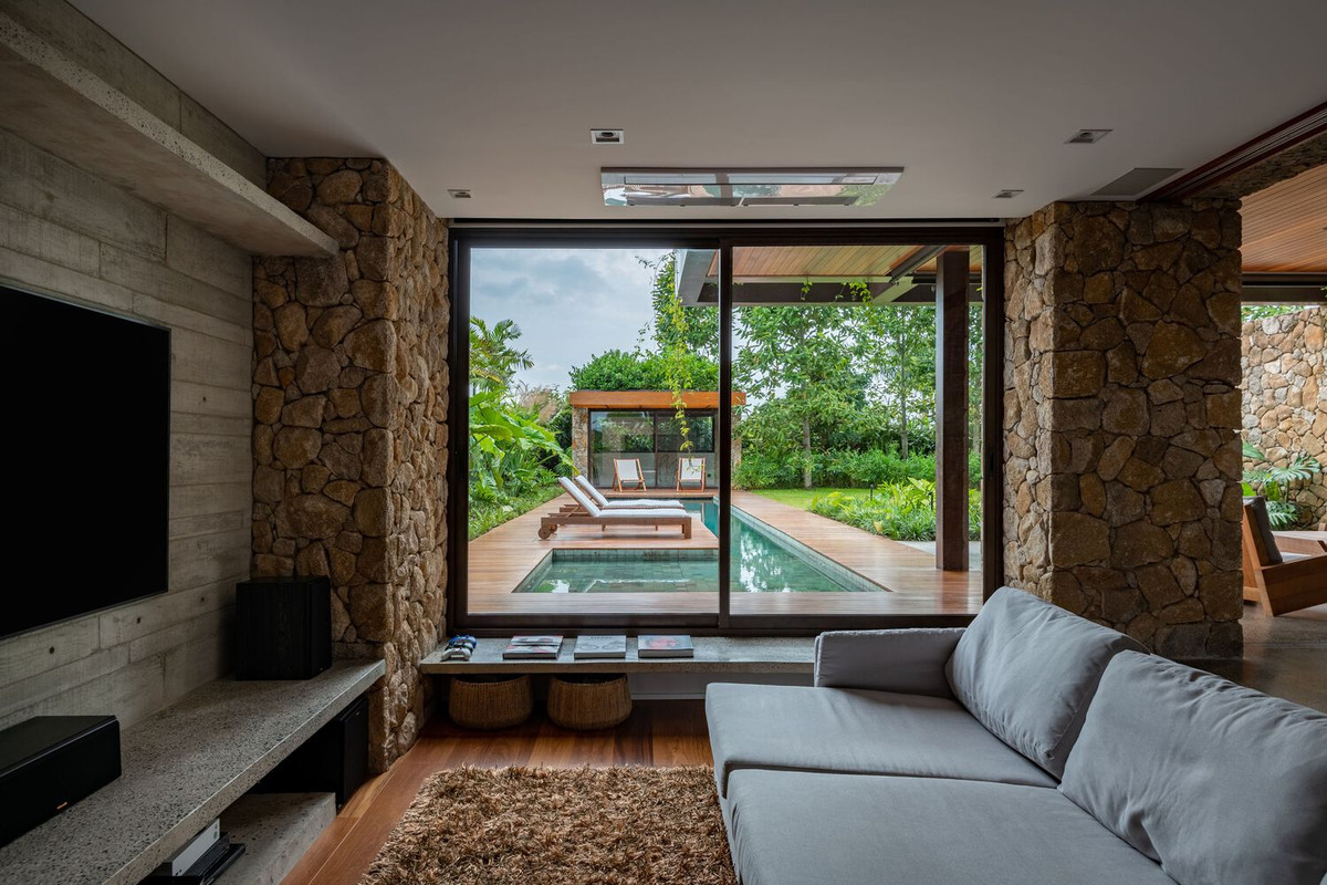 Không gian sinh hoạt chung gồm phòng khách, bếp và hồ bơi bố trí tại tầng 1.