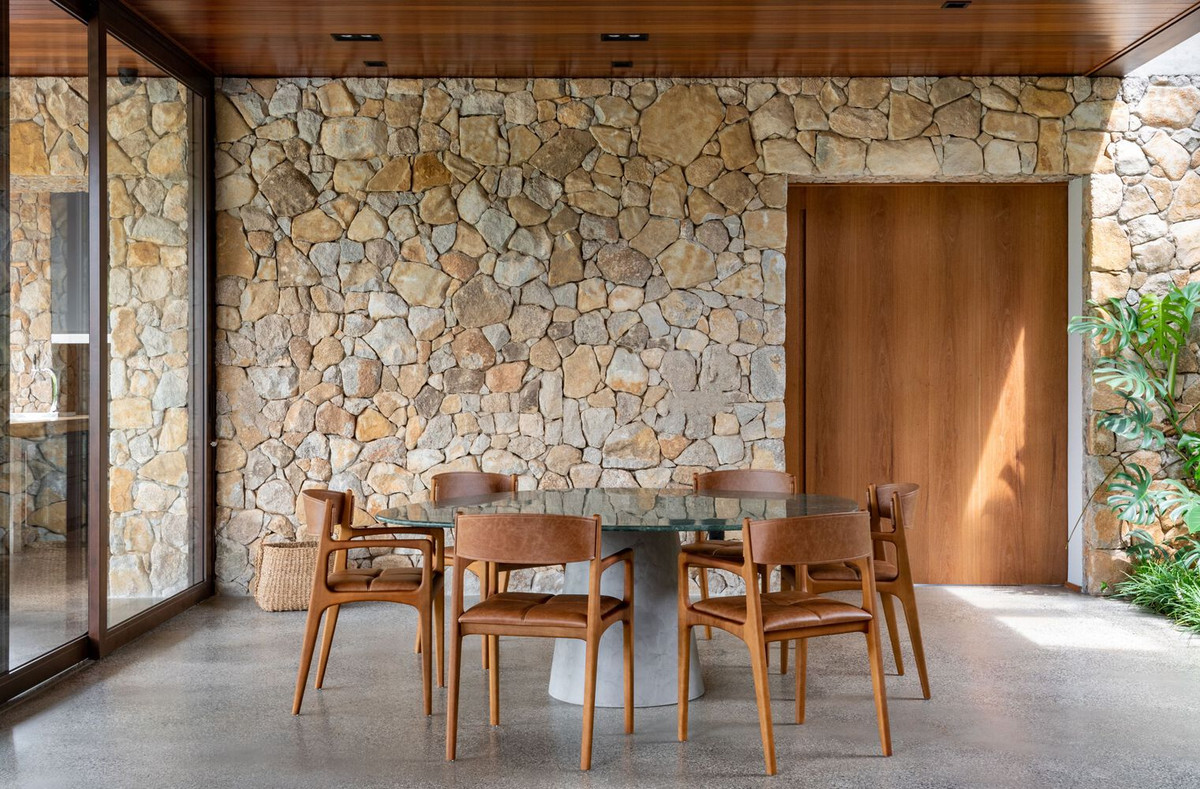 Vách tường đều được ốp đá tự nhiên tạo điểm nhấn thẩm mỹ.