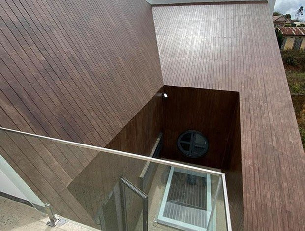 Nhà thiết kế theo phong cách tối giản, hiện đại với những đường nét góc cạnh cùng gam màu nâu - trắng ấm áp. Ảnh: FBNV