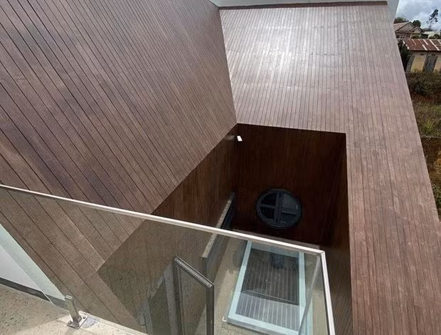 Nhà thiết kế theo phong cách tối giản, hiện đại với những đường nét góc cạnh cùng gam màu nâu - trắng ấm áp. Ảnh: FBNV