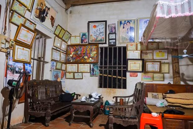 Tài sản đáng giá nhất trong căn nhà là hàng chục tấm huy chương lớn nhỏ được đóng trong tủ kính treo lên tường và vô số bằng khen của Nguyễn Thị Oanh đã đạt được từ các giải đấu diễn ra ở trong nước, khu vực và quốc tế. Ảnh: Tổ quốc