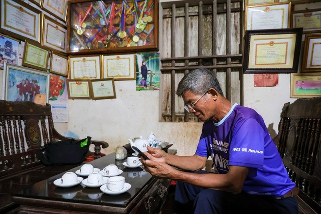 Bộ bàn ghế mộc mạc như bao gia đình khác ở làng quê Việt. Ảnh: Tổ quốc