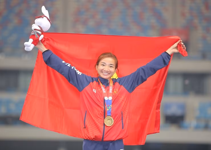  Nguyễn Thị Oanh đã đi vào lịch sử điền kinh Việt Nam và Đông Nam Á khi là vận động viên đầu tiên giành 2 huy chương vàng ở hai nội dung "khủng" 1.500m, 3.000m vượt chướng ngại vật chỉ trong vòng hơn 30 phút. Như vậy, Nguyễn Thị Oanh đã có 3 HCV ở SEA Games 32. Ảnh: Người đưa tin