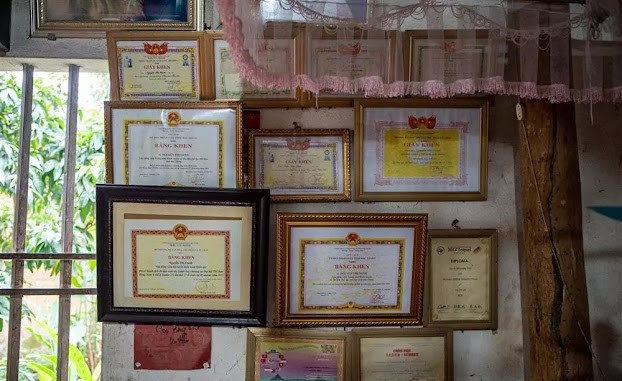 Bức tường treo kín huy chương và bằng khen của "nữ hoàng điền kinh" Nguyễn Thị Oanh. Ảnh: Dân trí