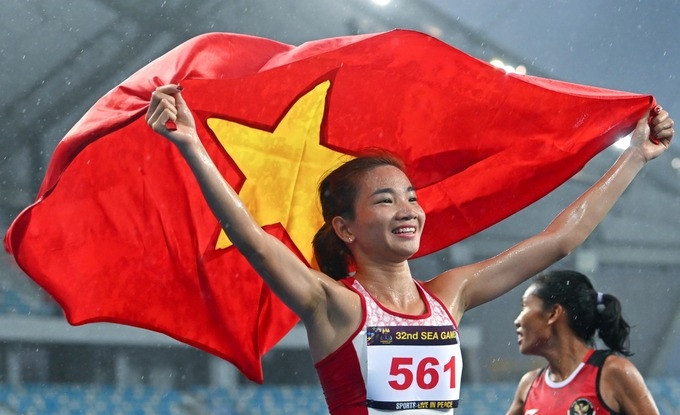 Nhờ những thành tích ấn tượng này, Nguyễn Thị Oanh đã được thưởng nóng hơn 370 triệu đồng cùng một căn hộ 700 triệu và xe Peugeot 2008 trị giá trên 900 triệu đồng. Ảnh: Dân trí