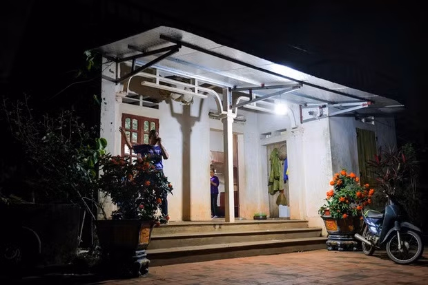 Nguyễn Thị Oanh sinh năm 1995, trong một gia đình thuần nông có 7 anh chị em ở Bắc Giang. Bố mẹ và Oanh đang sống trong căn nhà cấp 4 đã cũ, rộng khoảng 40m2 tại xã Mỹ Hà (huyện Lạng Giang, tỉnh Bắc Giang). Ảnh: Tổ quốc