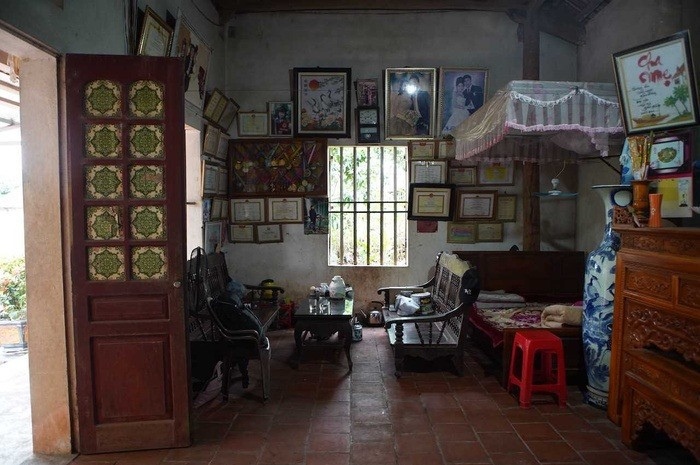 Ô cửa sổ cũ kỹ đã bạc màu theo thời gian. Ảnh: Em đẹp