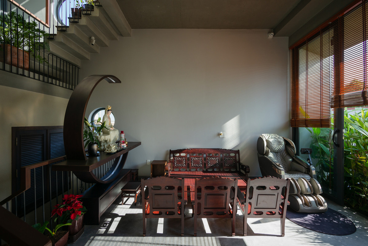 Các khoảng thông tầng kết nối giúp lấy sáng, đối lưu gió và cây xanh là những giải pháp cần thiết cho công trình.