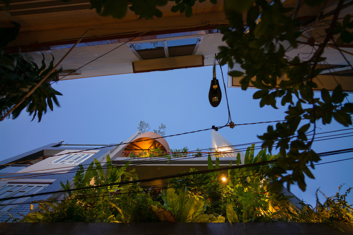 Do mặt tiền chính nằm hướng Tây Nam nên cường độ nắng chiếu vào căn nhà khá lớn.