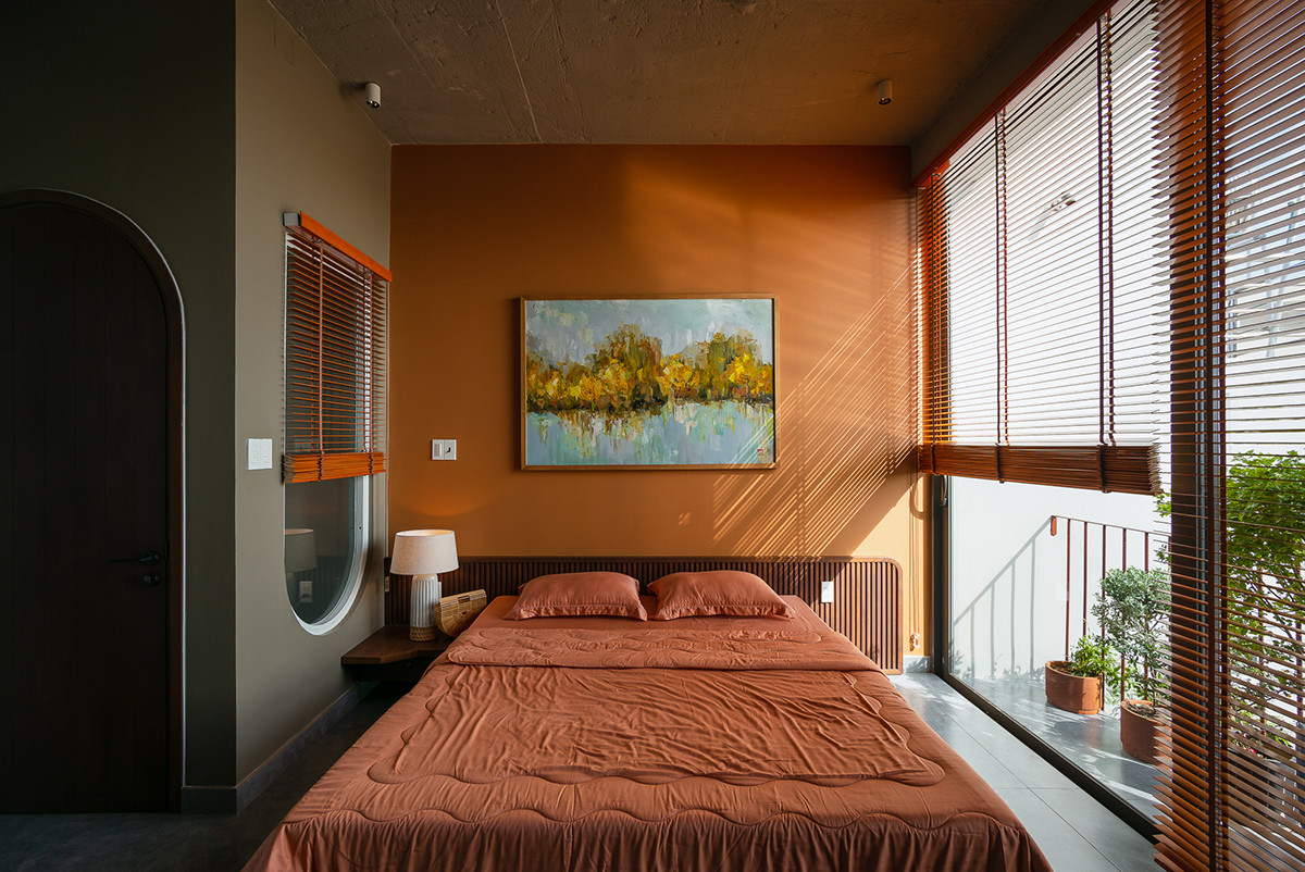 Phòng ngủ với tông màu ấm áp, tràn ngập ánh sáng tự nhiên.