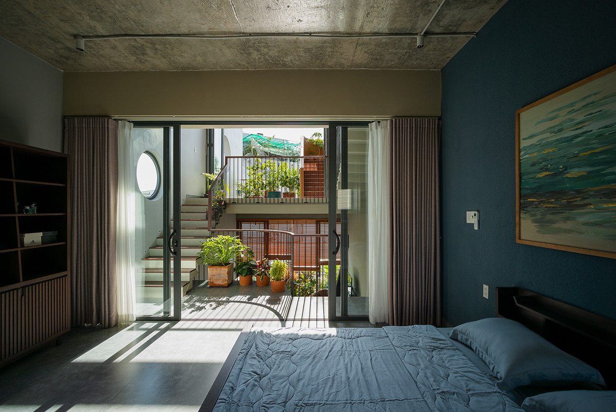 Các phòng không cố định bằng những bức tường mà được mở tối đa bằng các mảng cửa lớn.