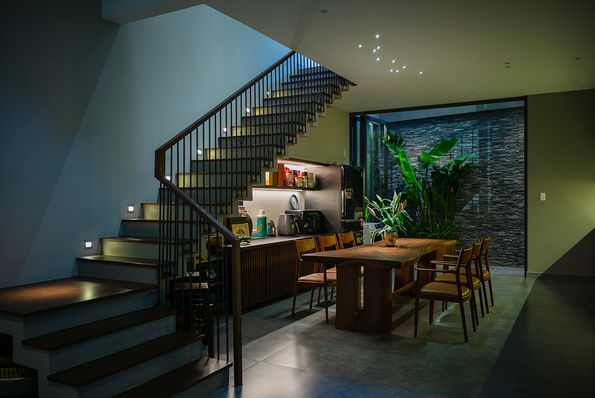  Nhà bếp kết nối với khoảng giếng trời nhỏ phía sau.