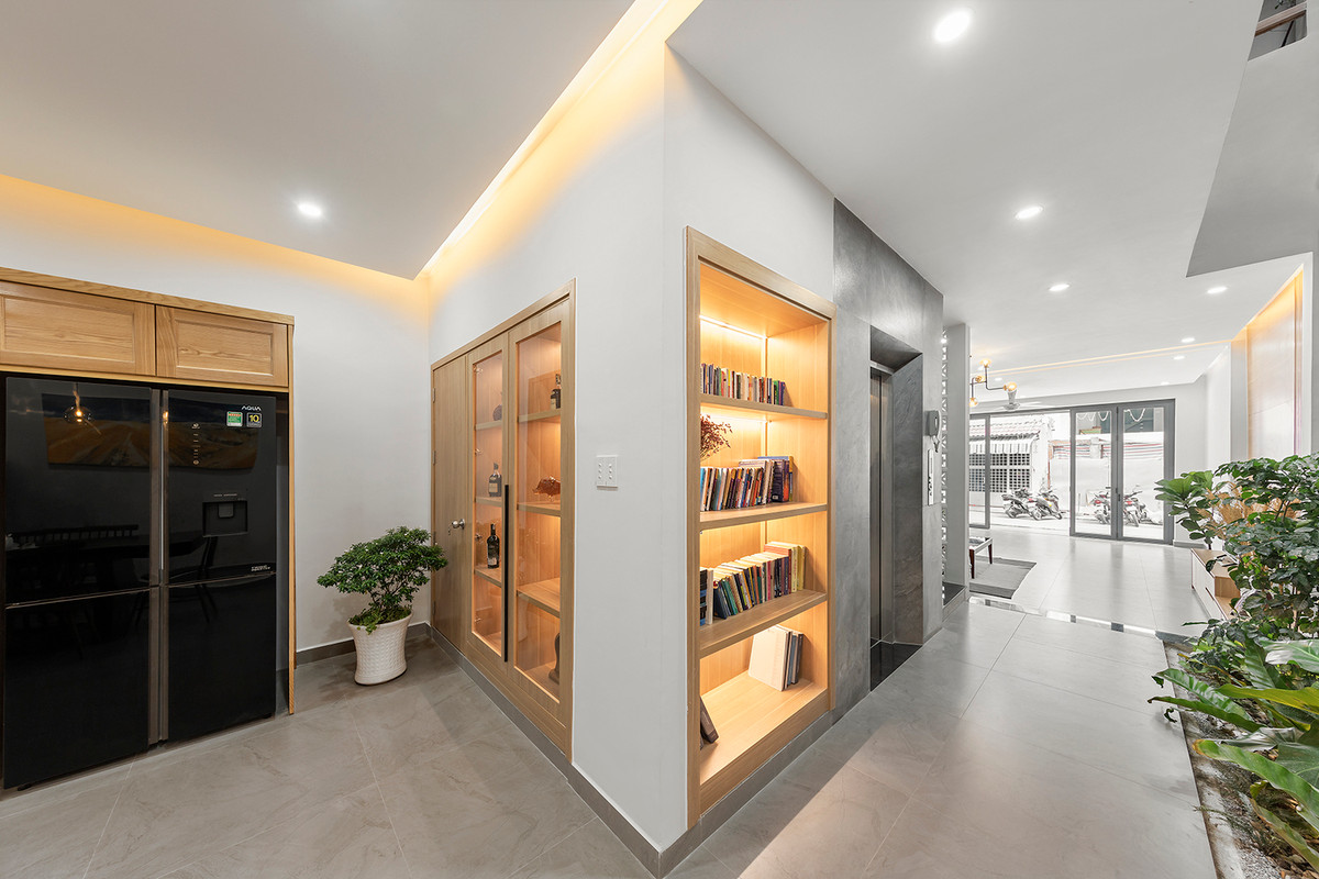 Với cách thiết kế, bố cục nhà phố ở phía trước và phía sau cân đối hơn, ở trung tâm nhà sẽ đặt thang máy và cầu thang. Những không gian thừa trước đây sẽ không còn.