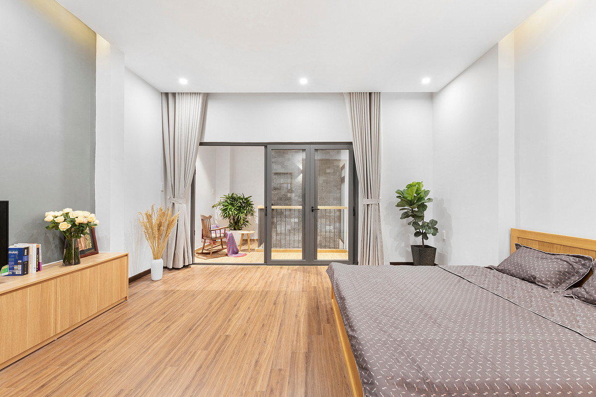 Phòng ngủ được đẩy lùi vào trong, giếng trời kết hợp cùng khu vệ sinh thành 1 khoảng không gian thoáng đãng, nhiều ánh sáng và gió.