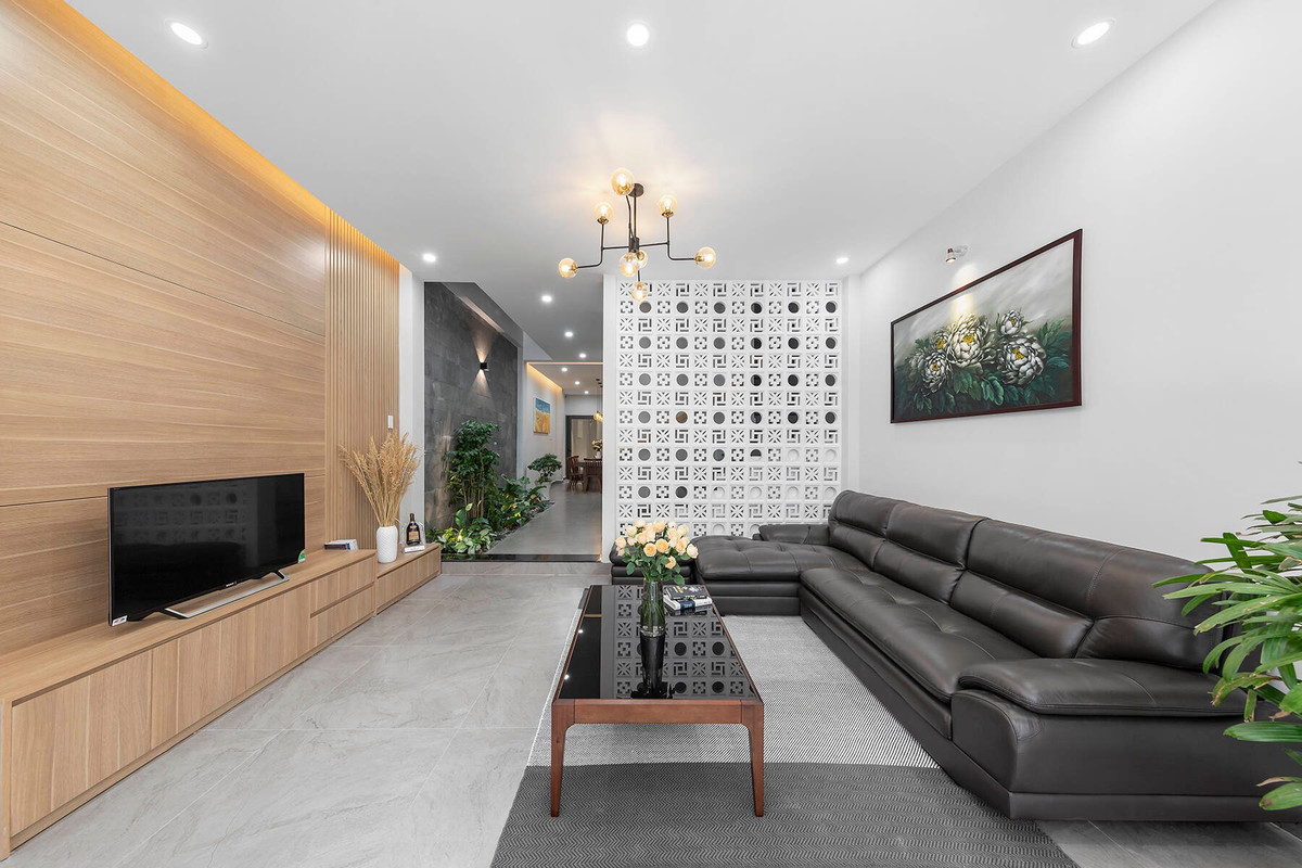 Phòng khách đơn giản với gam màu đen - trắng chủ đạo.