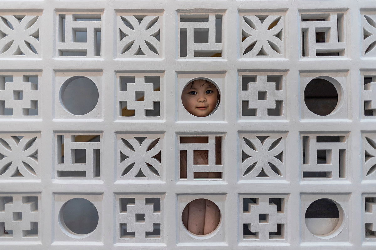 Gạch bông gió đa dạng họa tiết mang đến cảm nhận thú vị, kích thích sự tò mò và sáng tạo của trẻ. Nguồn ảnh: Archdaily