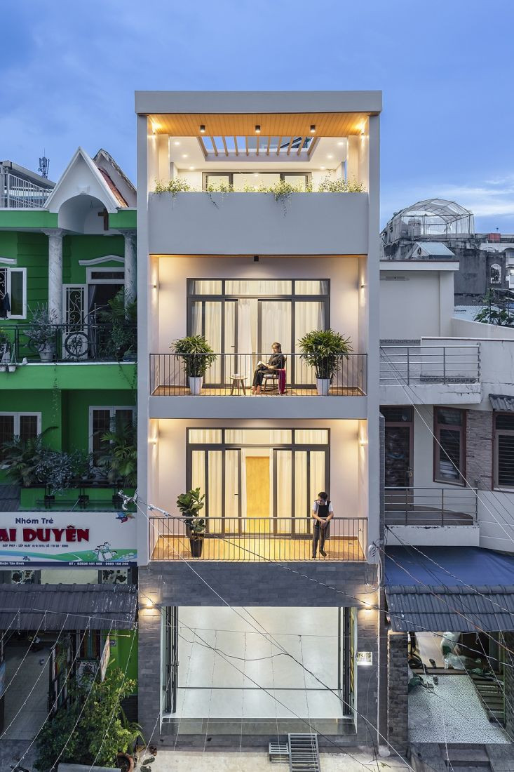 Mong muốn của gia chủ là thay đổi mặt đứng, bổ sung thêm thang máy và tăng không gian xanh.