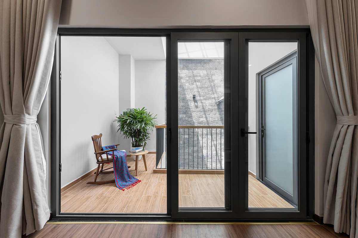 Hệ thống cửa kính rộng giúp toàn bộ ngôi nhà đều đủ sáng.