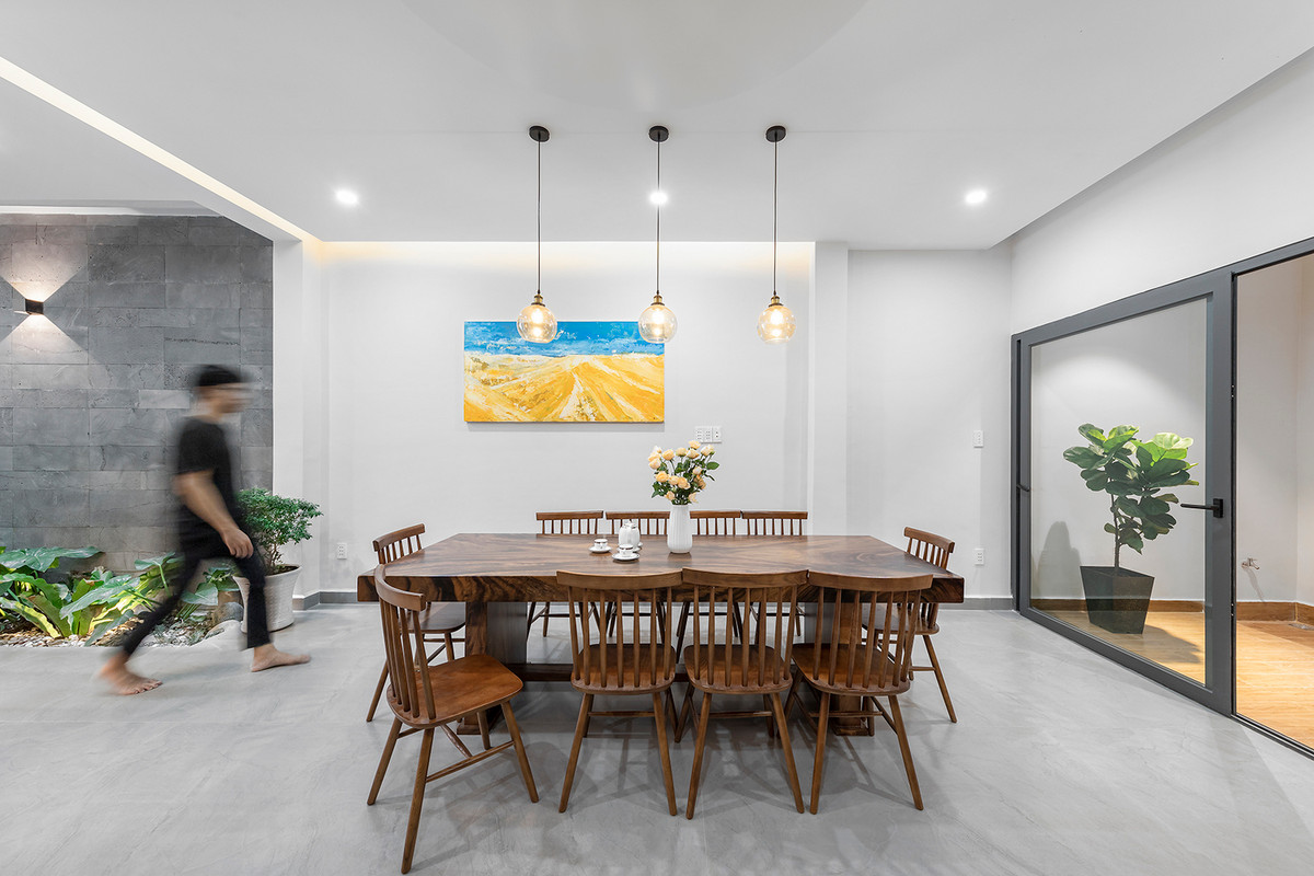 Phòng ăn thoáng đãng nhờ những khoảng không gian xanh thoáng đãng.