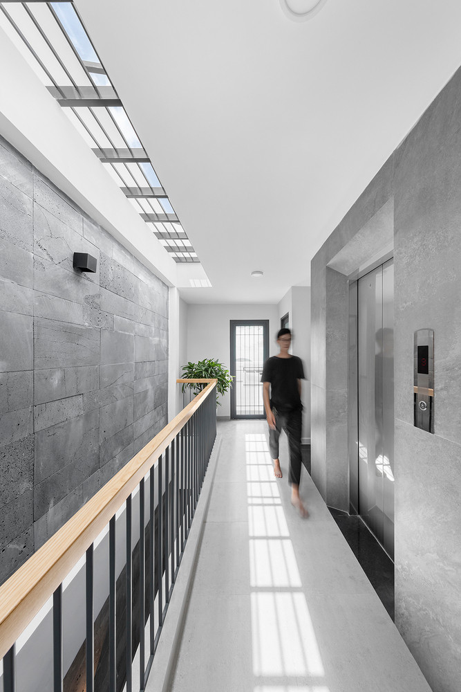 Không gian chính trong nhà được tăng khoảng thông tầng, rộng rãi hơn, tăng thông gió và ánh sáng cho hành lang.