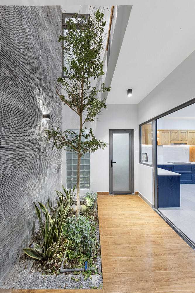 Giếng trởi ở phía sau được sửa và thiết kế lại theo bố cục phù hợp hơn.