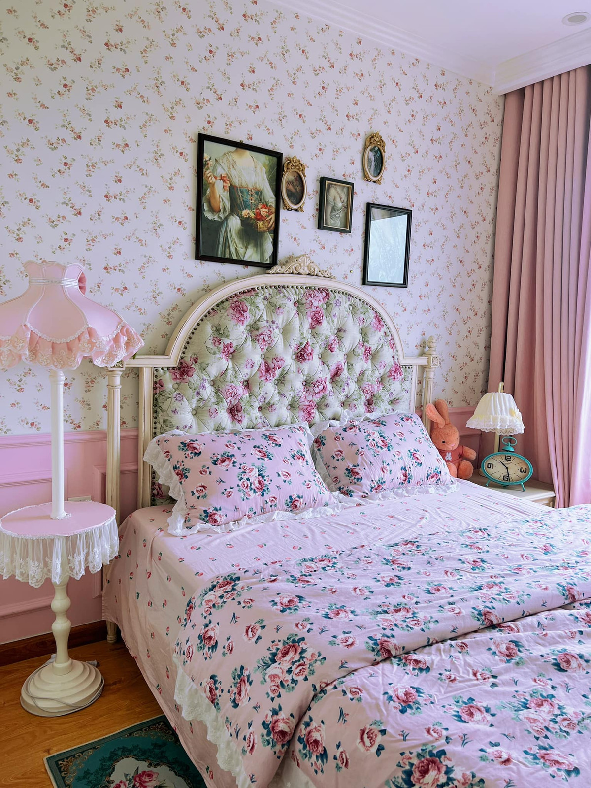  Phòng ngủ của Hoà Minzy ấm áp với tông màu hồng xinh xắn.