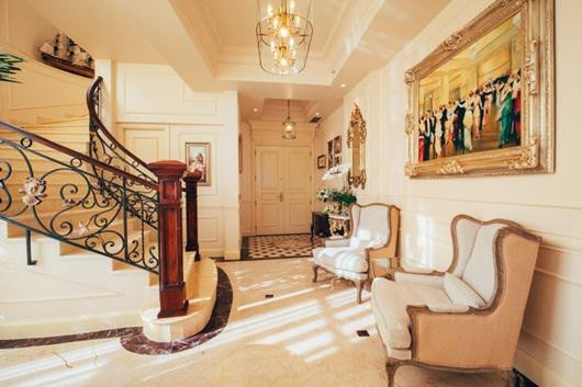 Nội thất được trang trí theo phong cách hoàng gia. Từng chi tiết đều toát lên vẻ xa hoa, hào nhoáng. Ảnh: Dân Việt