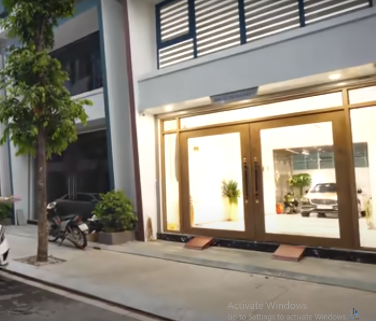 Cách đây không lâu, kênh NhaF giới thiệu một ngôi nhà 90m2 ở Hà Đông (Hà Nội) giống như chiếc phi thuyền với những ô cửa sổ được đặt một cách bất đối xứng.