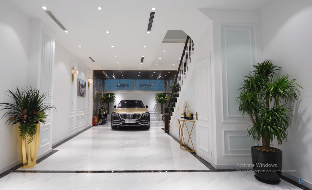 Toàn bộ diện tích tầng 1 được sử dụng làm gara để ô tô.