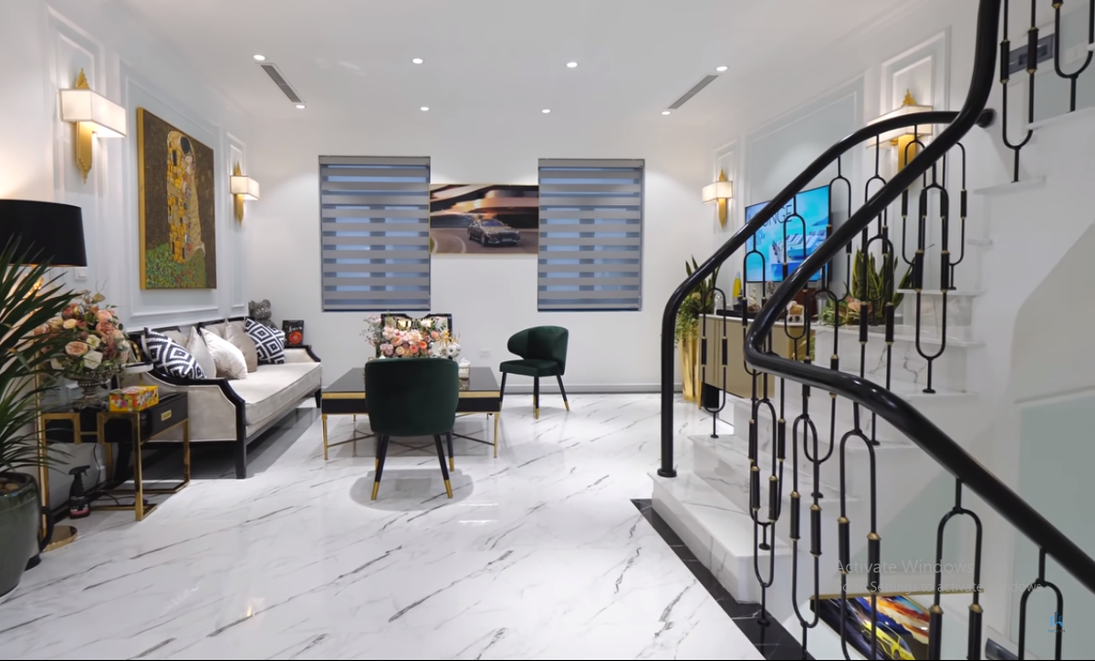 Phòng khách mang phong cách sang trọng xen lẫn tân cổ điển được đưa lên tầng 2.