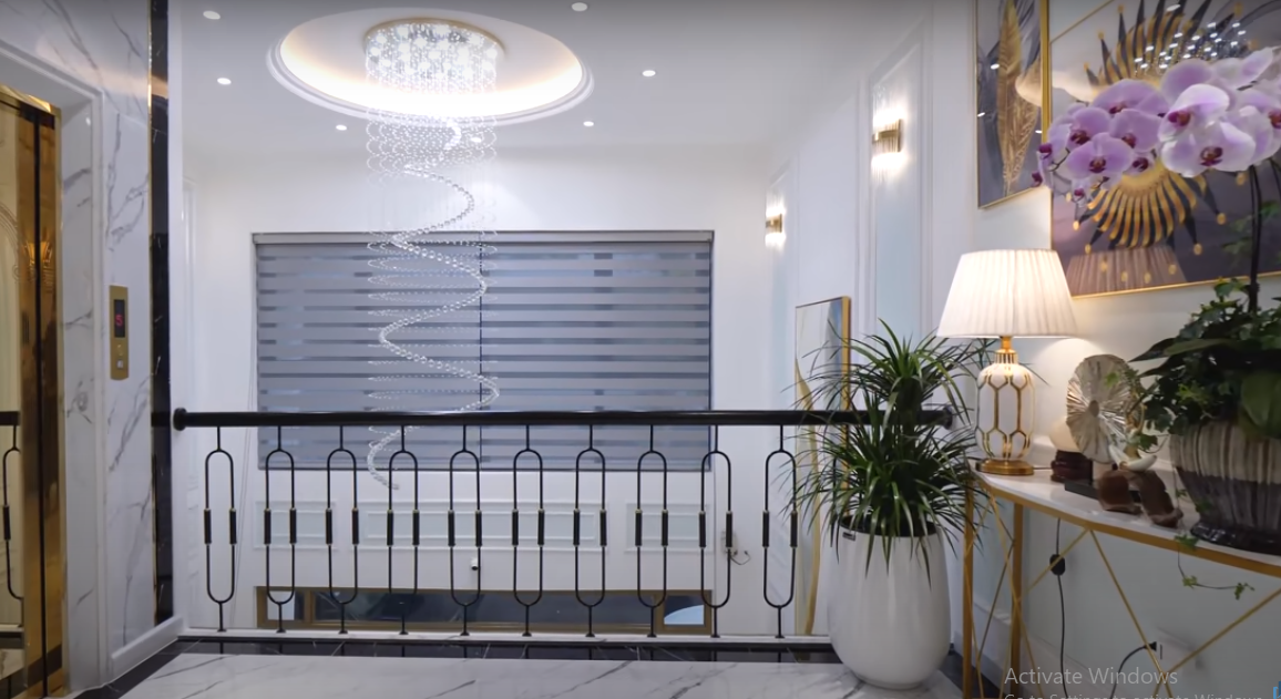 Để không gian nhà phố thêm thoáng đãng, gia chủ hy sinh một phần diện tích thiết kế khoảng thông tầng.