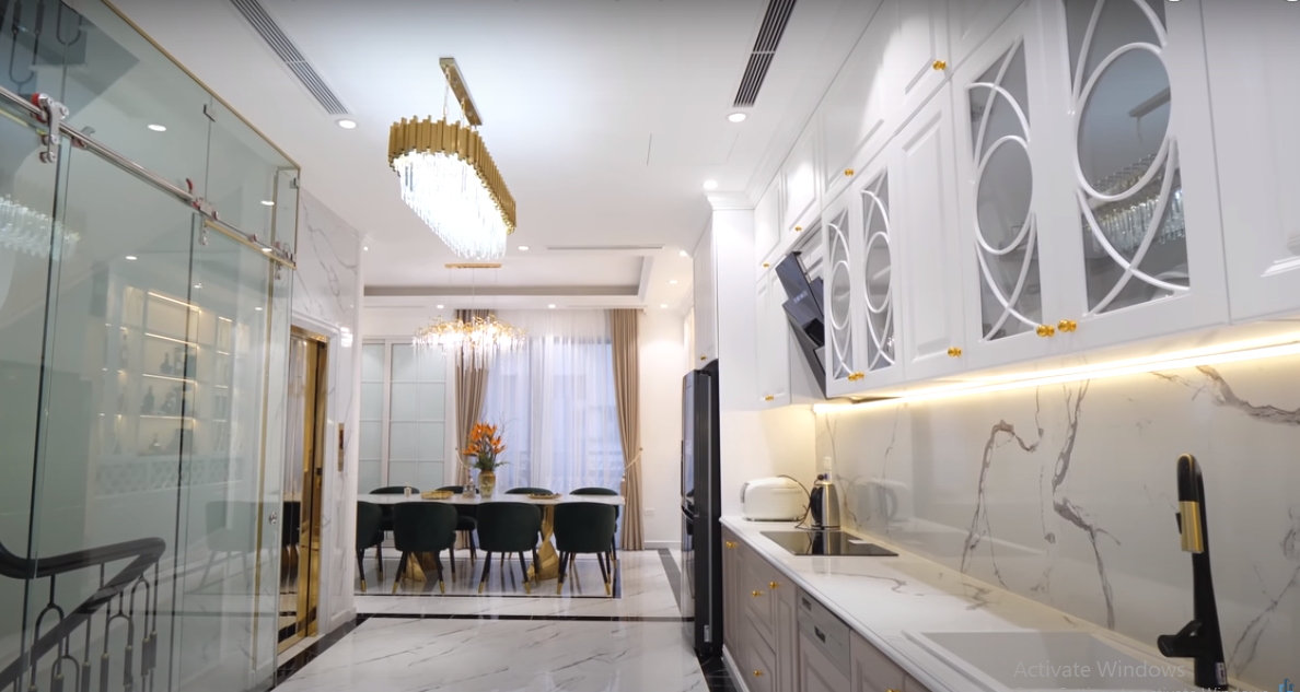 Toàn bộ tầng 5 dành cho nhà bếp và phòng ăn để hạn chế mùi thức ăn đến các không gian khác trong căn nhà.